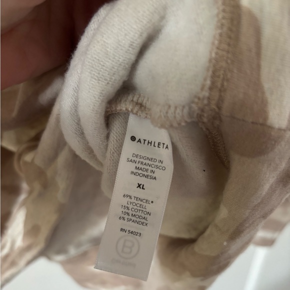 Athleta Camouflage Sweatshirt Size XL - Picture 3 of 3